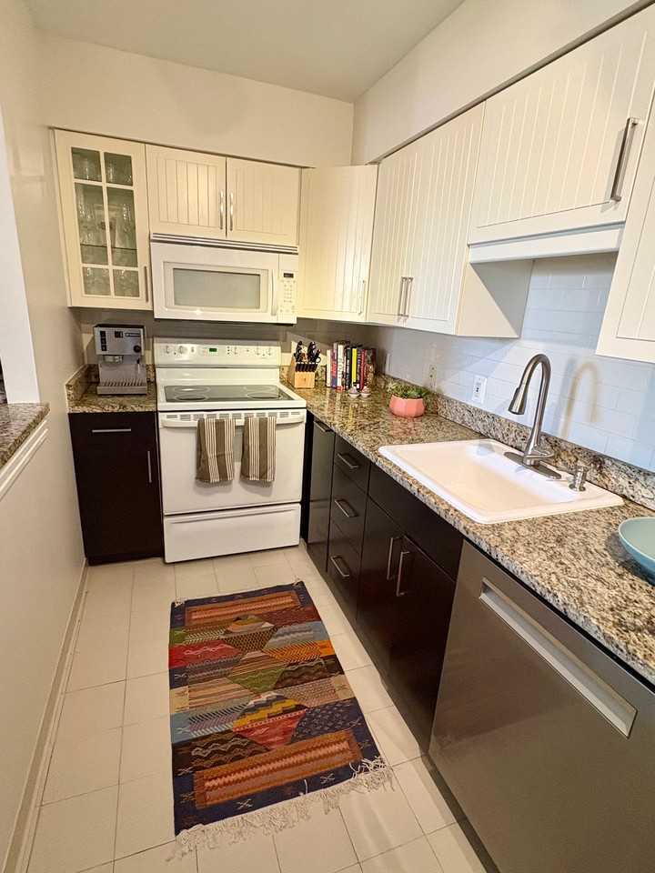 918 Spruce St #8 - Photo 3 of 21