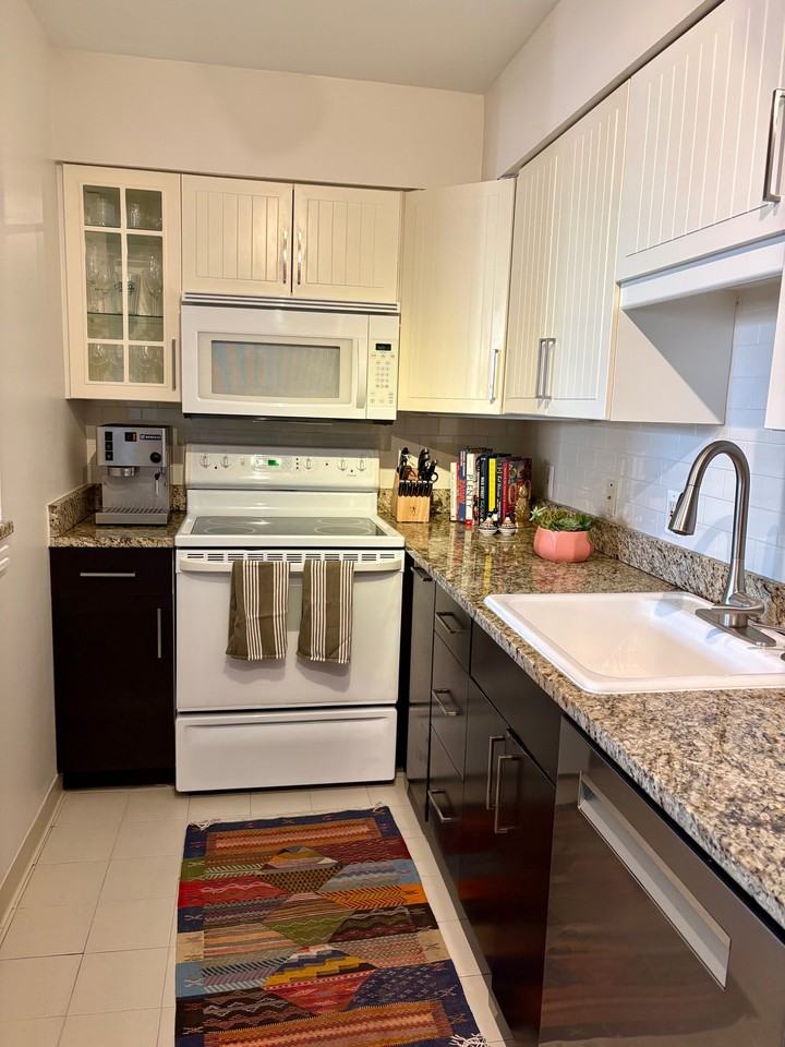 918 Spruce St #8 - Photo 4 of 21