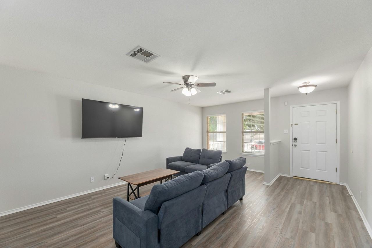 113 Matthew Dr - Photo 2 of 20