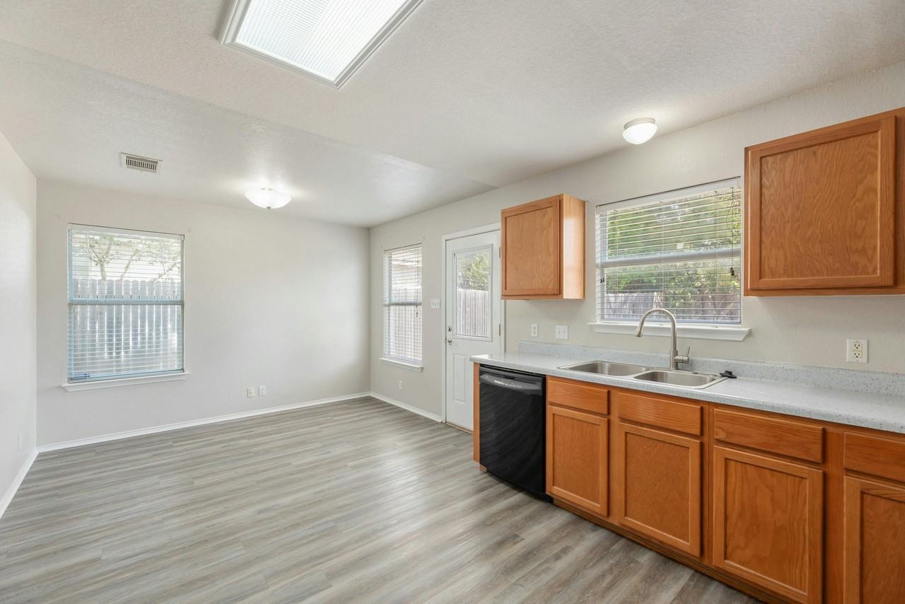 113 Matthew Dr - Photo 3 of 20