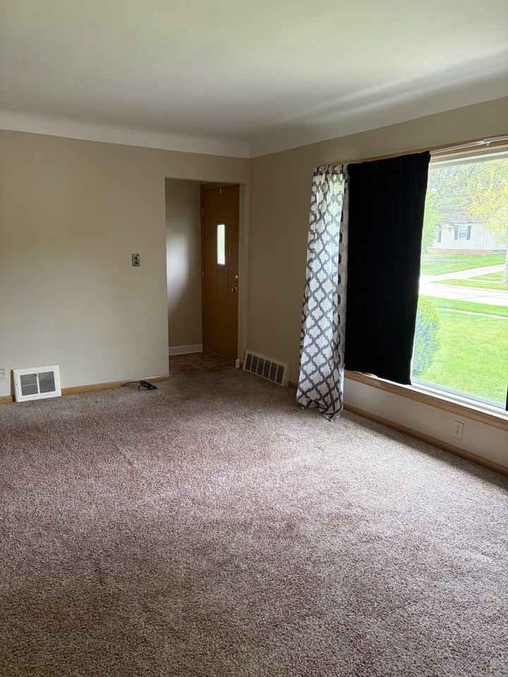 1348 Beaconfield Rd - Photo 2 of 15