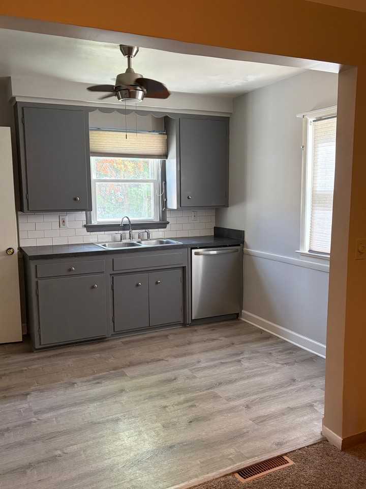1348 Beaconfield Rd - Photo 3 of 15