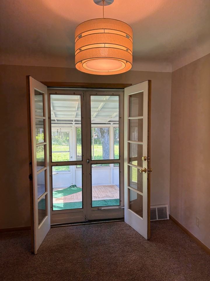 1348 Beaconfield Rd - Photo 6 of 15