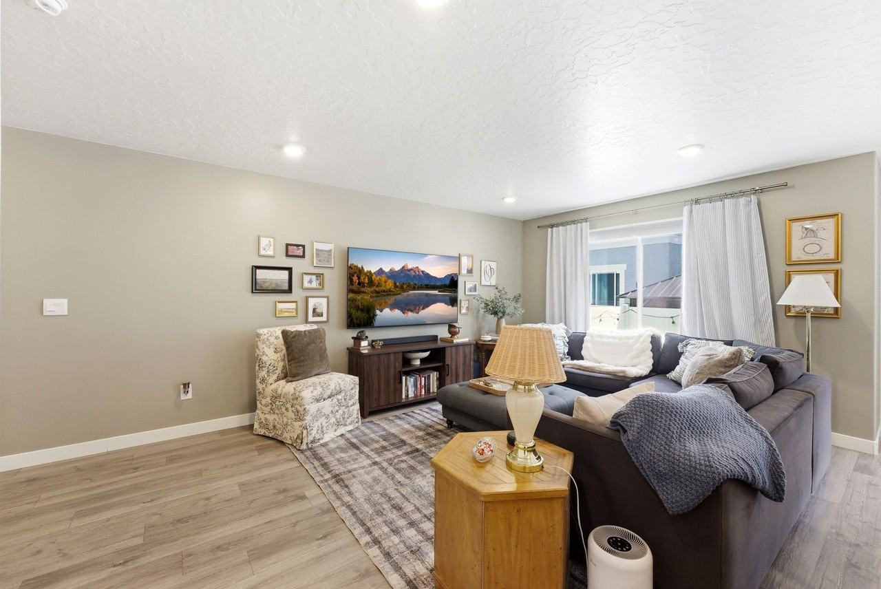 1113 E Jack Dr - Photo 3 of 20