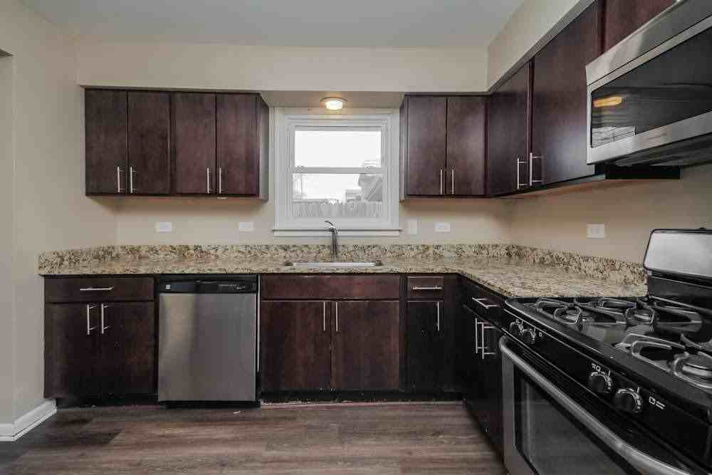 17342 Oriole Ave - Photo 7 of 11