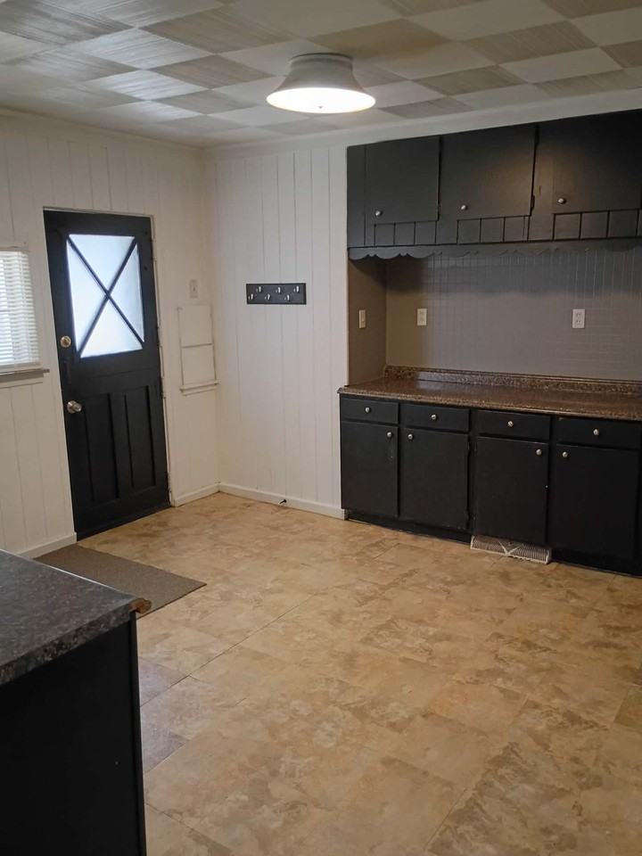1606 Poplar St #1 - Photo 2 of 11