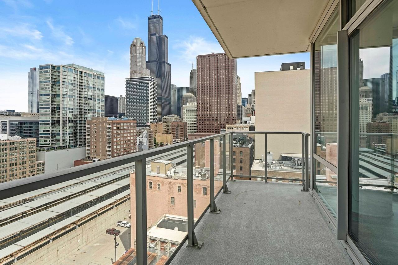 740 S Clark St - Photo 5 of 15