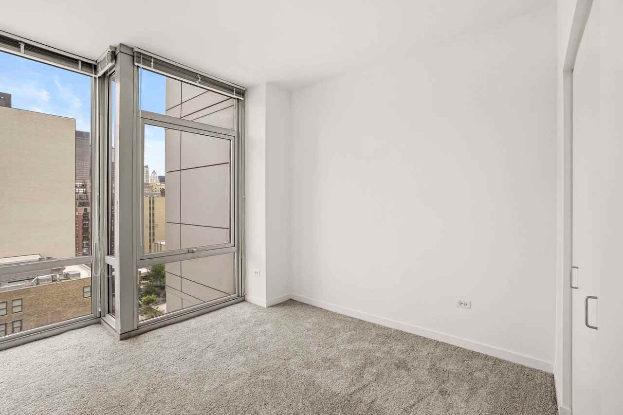 740 S Clark St - Photo 6 of 15