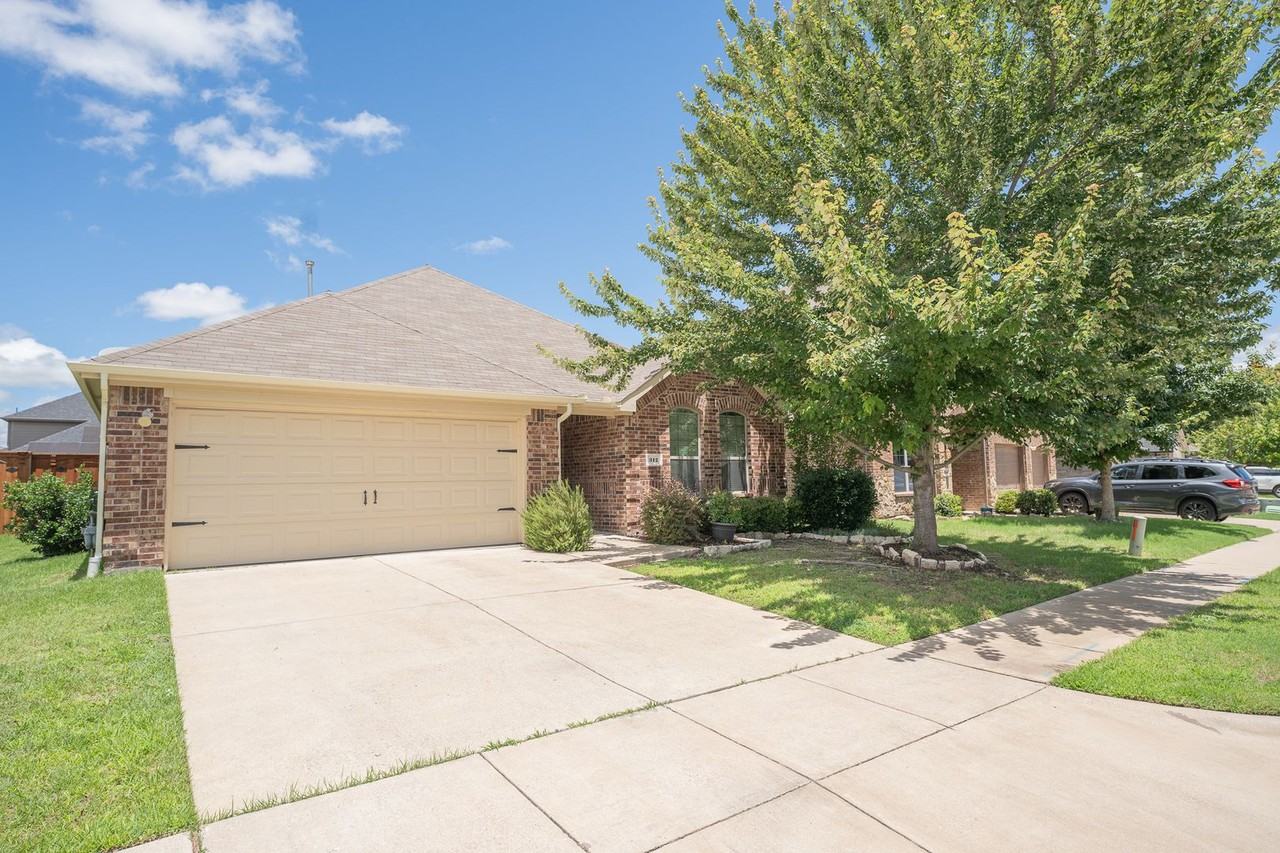 312 Hawthorn Dr - Photo 2 of 10