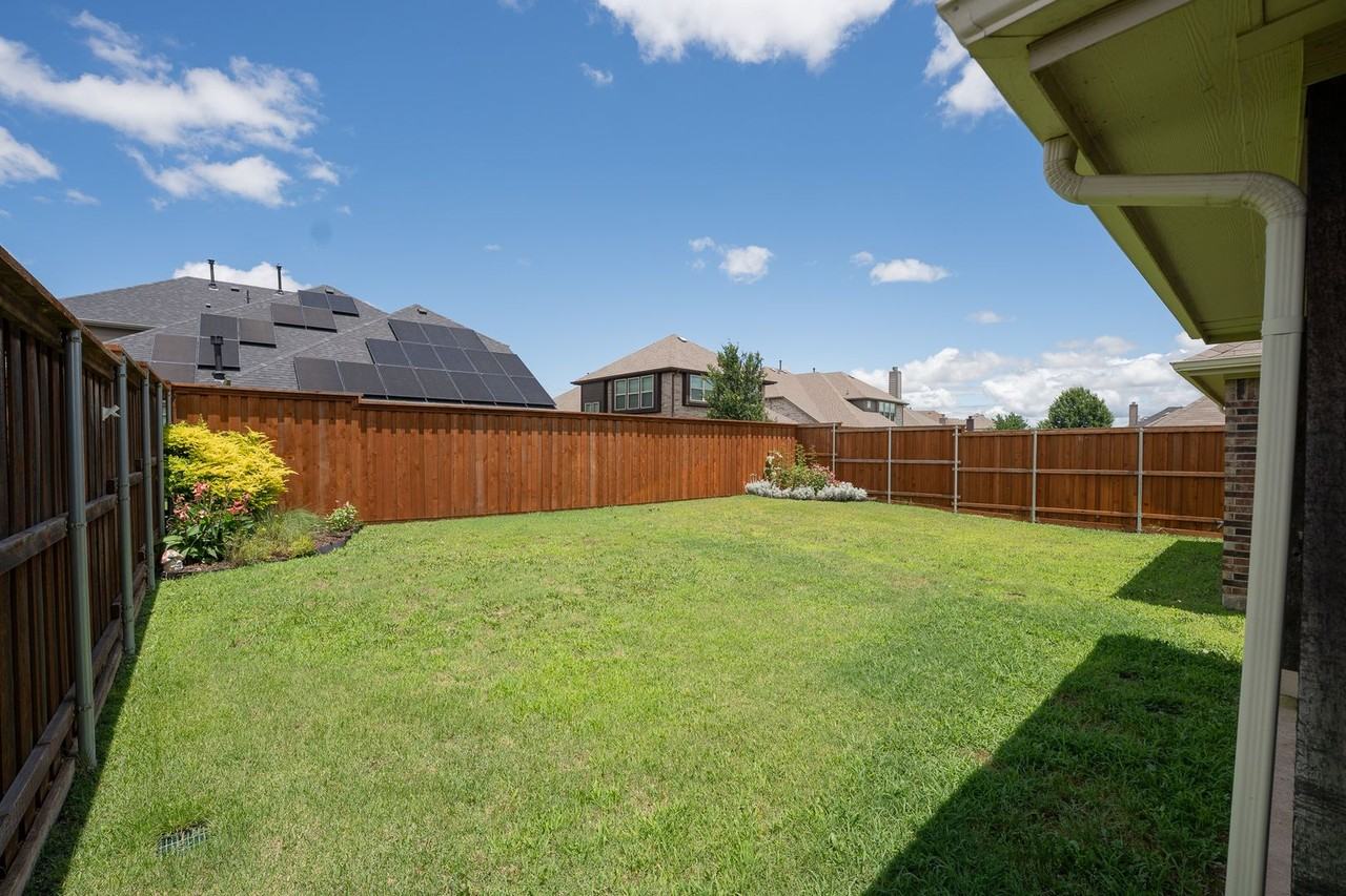 312 Hawthorn Dr - Photo 3 of 10