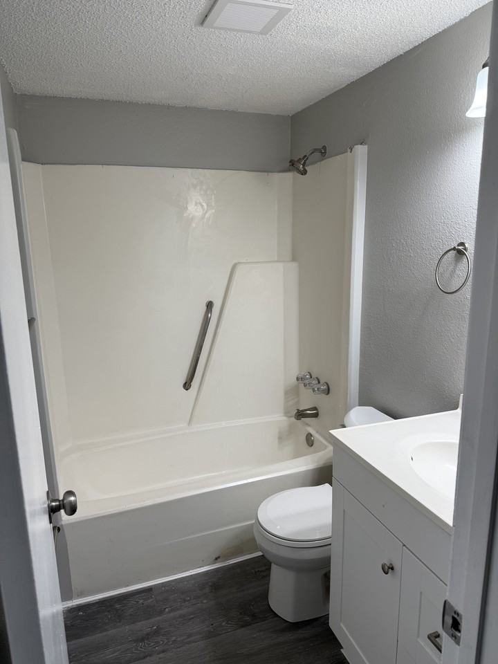 1713 E Idell St #B - Photo 3 of 13
