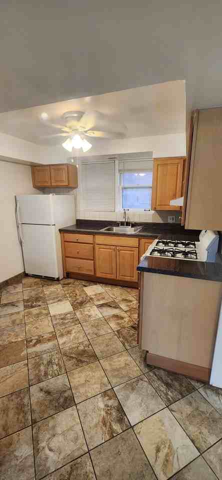 2550 Cuyler Ave - Photo 2 of 16