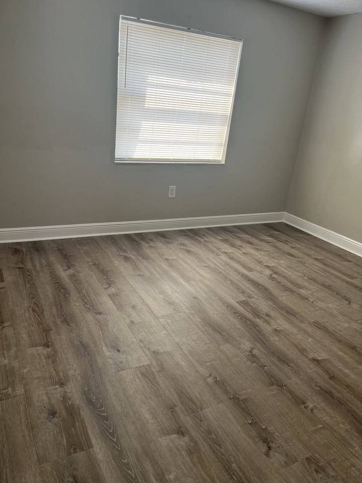 9420 N 50th St #D - Photo 3 of 10