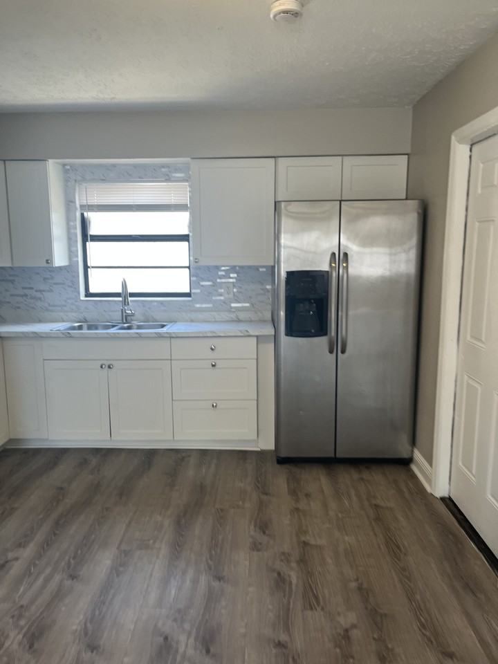 9420 N 50th St #D - Photo 5 of 10
