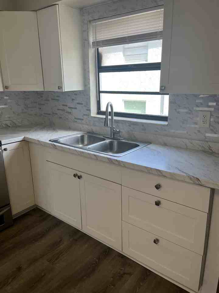 9420 N 50th St #D - Photo 6 of 10