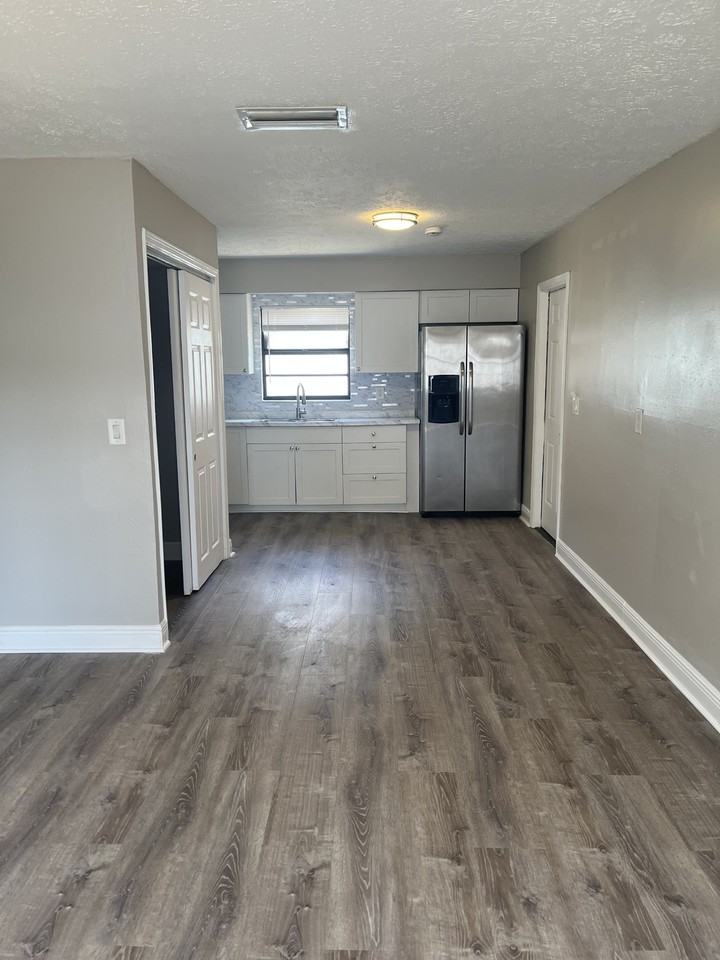 9420 N 50th St #D - Photo 7 of 10