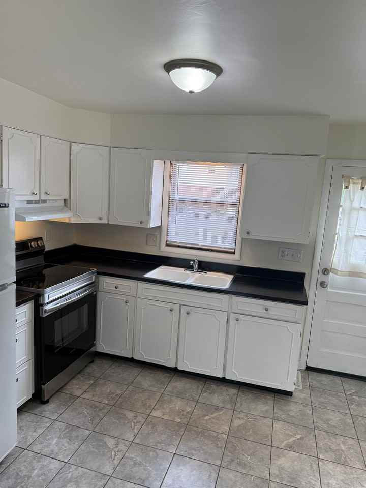 Spacious 3 Bedroom 2 Bath Townhome with Garage Available Now – Great Location! - Photo 4 of 20