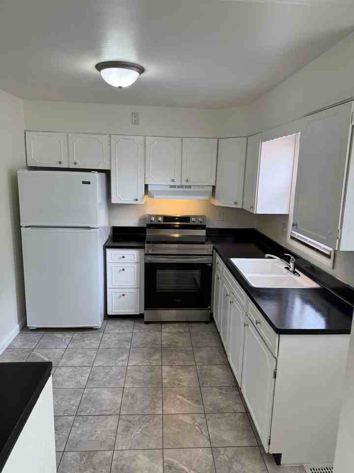Spacious 3 Bedroom 2 Bath Townhome with Garage Available Now – Great Location! - Photo 5 of 20
