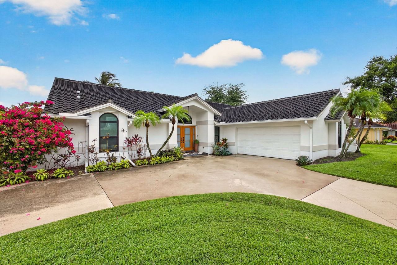 12897 La Rochelle Cir - Photo 4 of 50