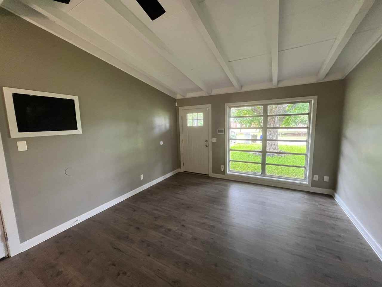 2503 Broadmoor Dr - Photo 5 of 23
