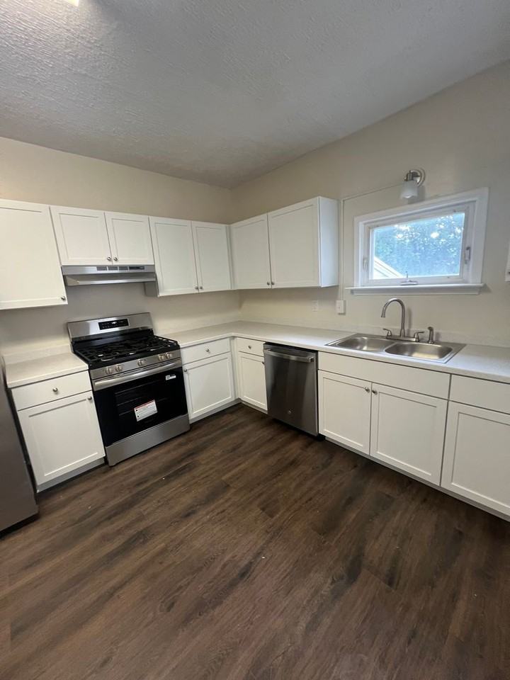 153 Cedar St - Photo 6 of 11