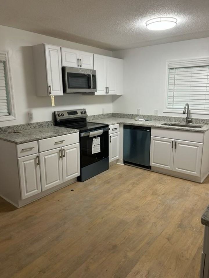 909 W 39th St - Photo 2 of 12
