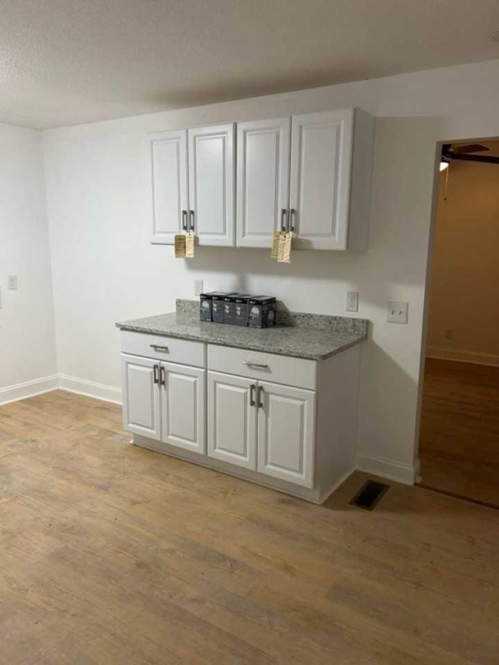 909 W 39th St - Photo 3 of 12