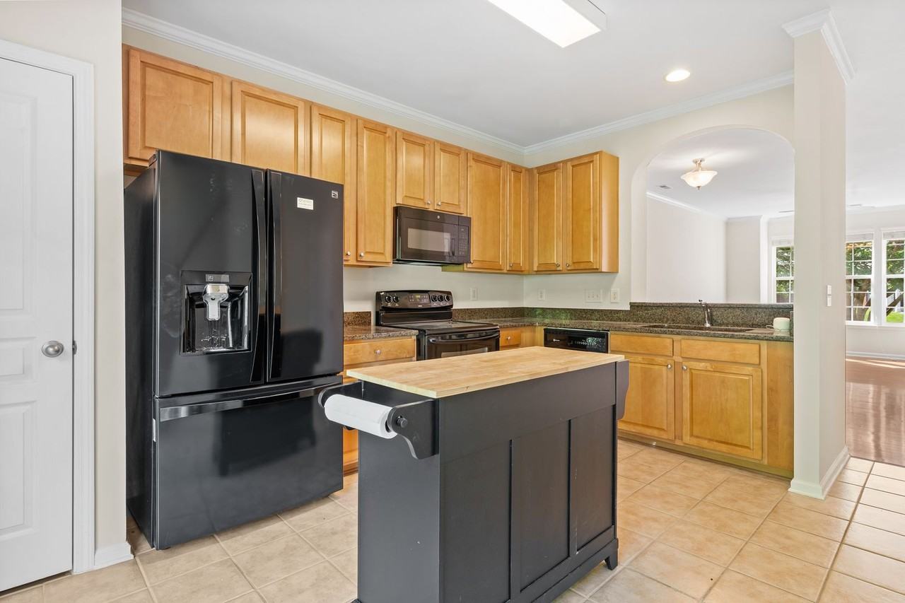 160 Gray Ave - Photo 3 of 22