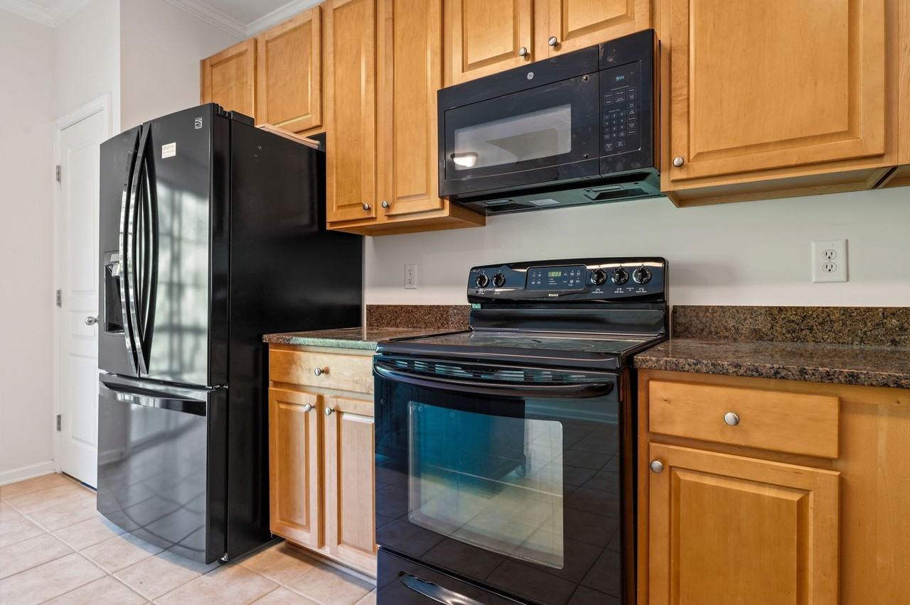 160 Gray Ave - Photo 4 of 22