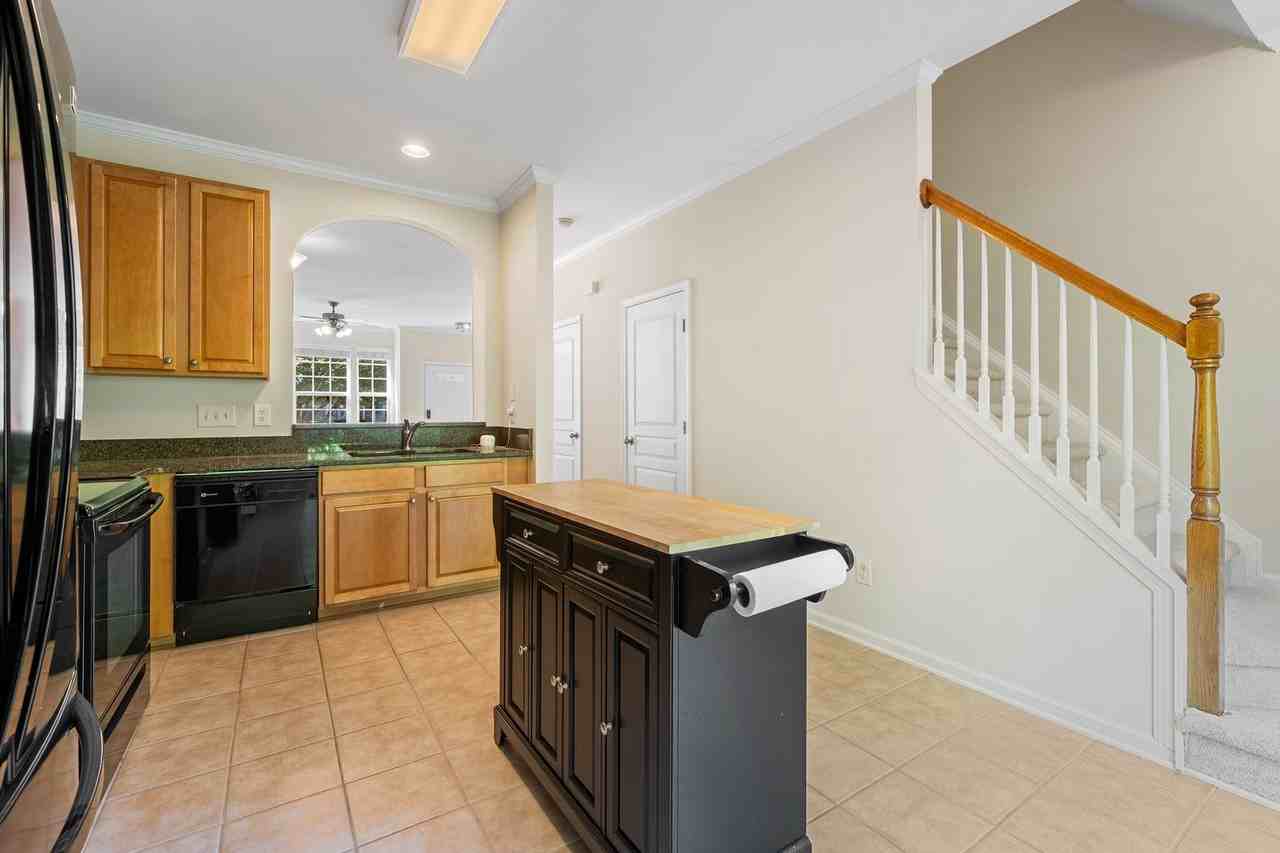 160 Gray Ave - Photo 5 of 22