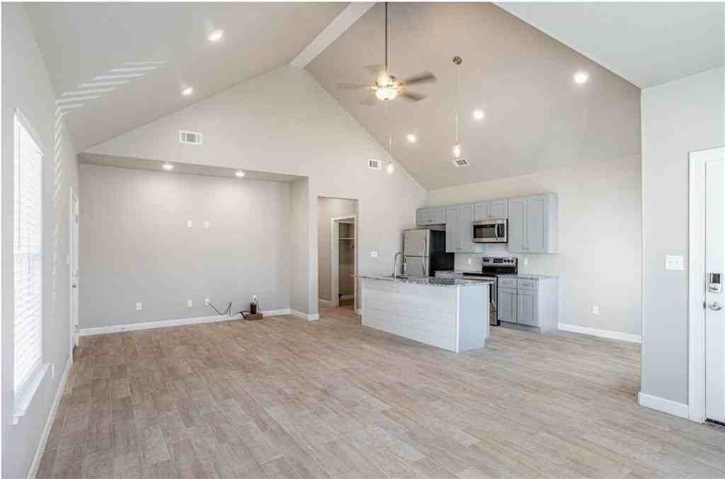 900 Valley Oaks Ln - Photo 3 of 26