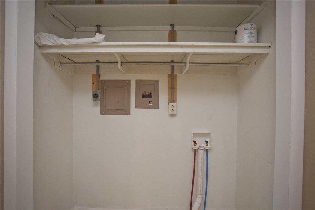 33 Sheneman Dr - Photo 5 of 27