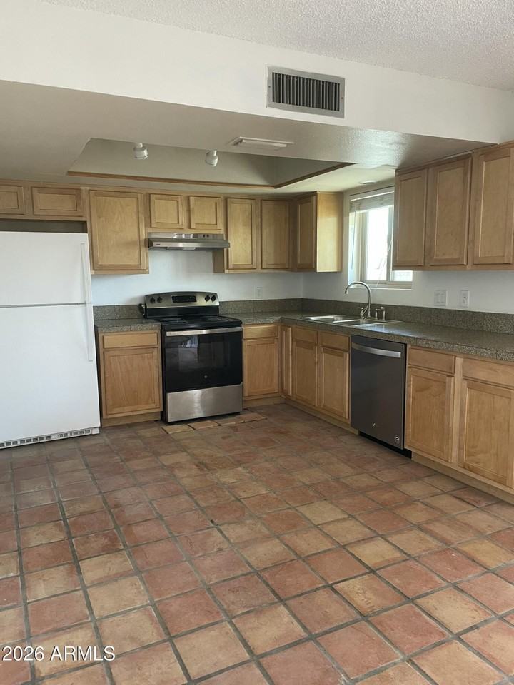 2261 E Evergreen St - Photo 2 of 14