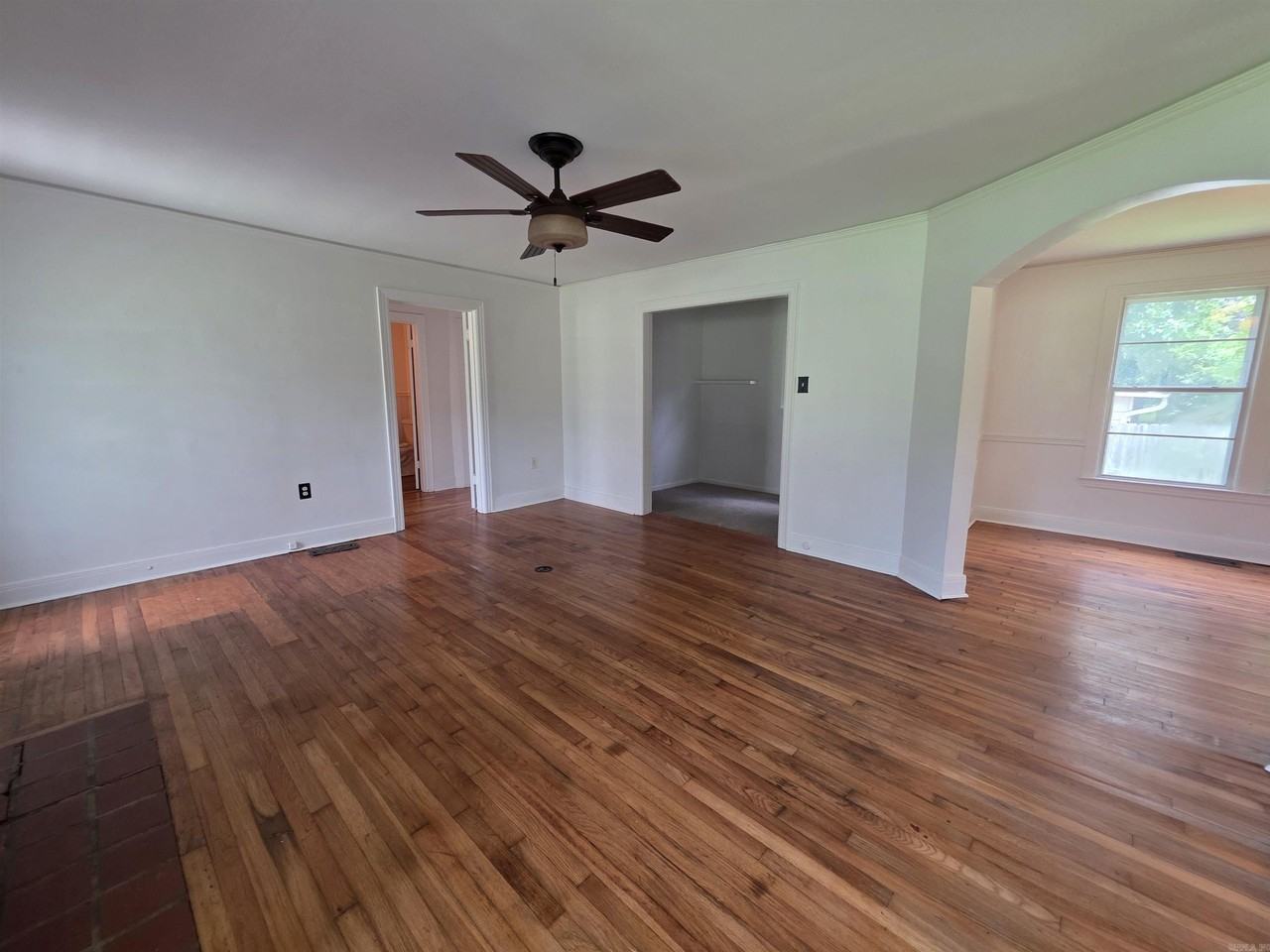 201 W M Ave - Photo 2 of 20