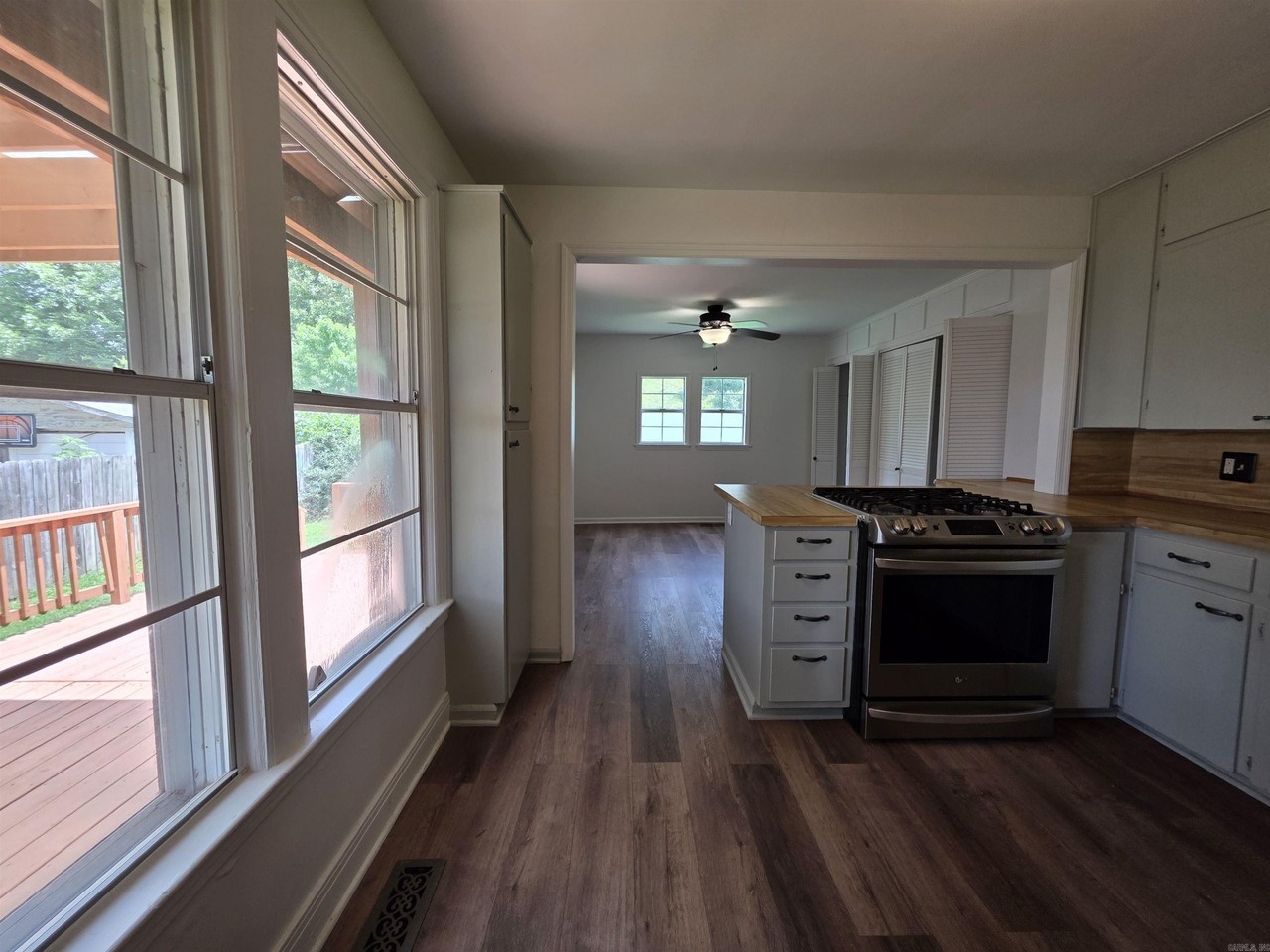 201 W M Ave - Photo 4 of 20