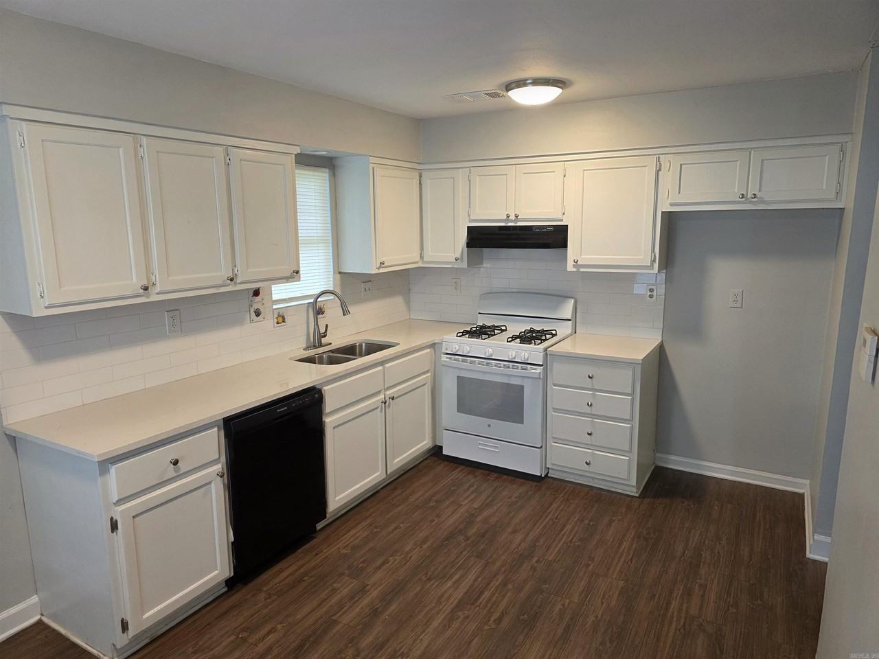 1104 S Park St - Photo 3 of 12