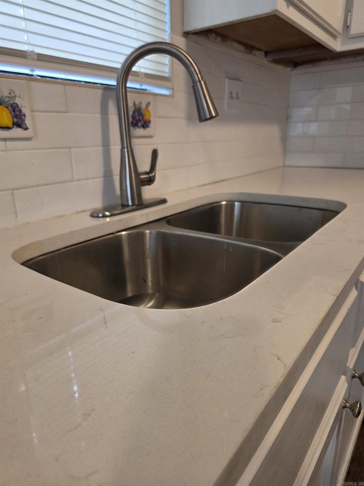 1104 S Park St - Photo 4 of 12