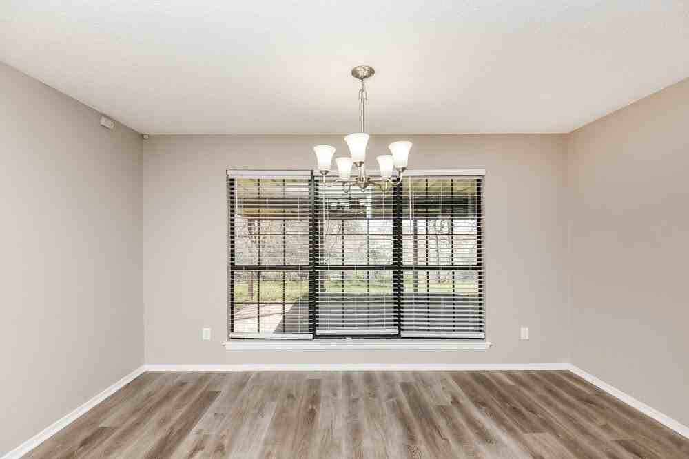 125 Camelot Dr - Photo 5 of 16