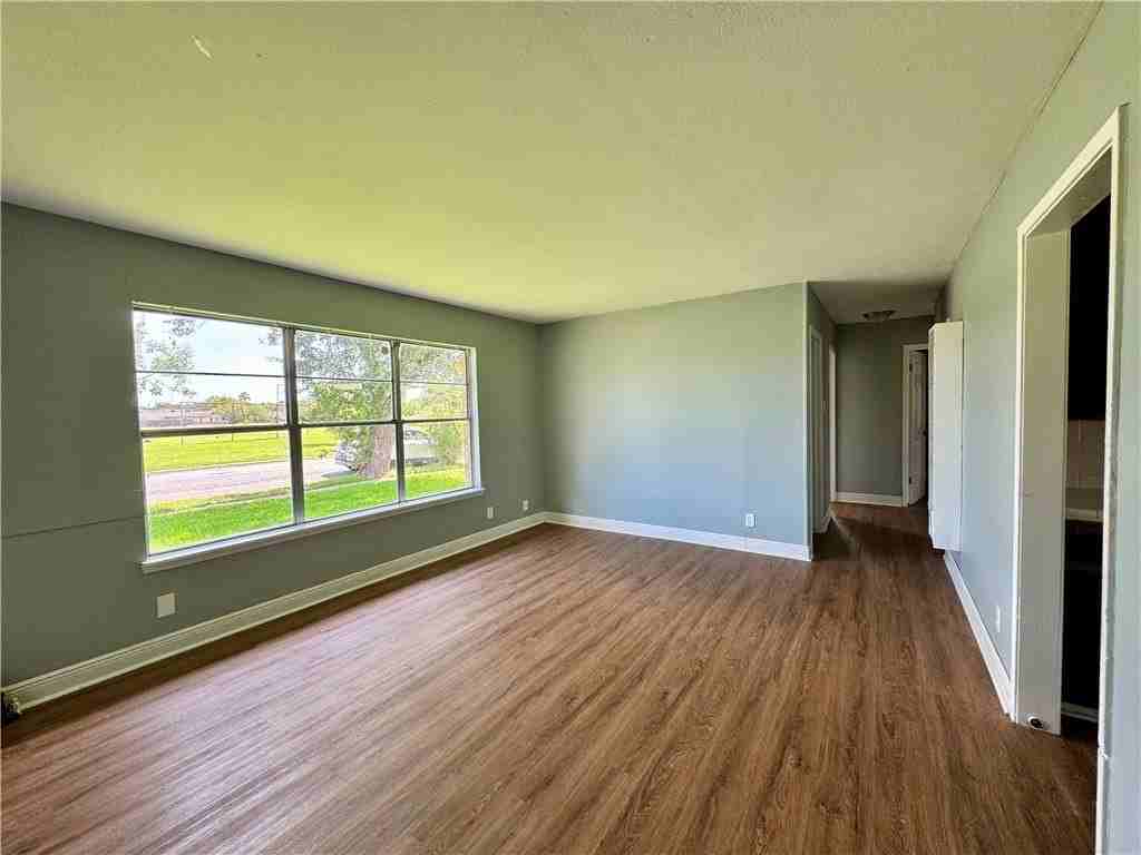 5825 Hugo Dr - Photo 3 of 9