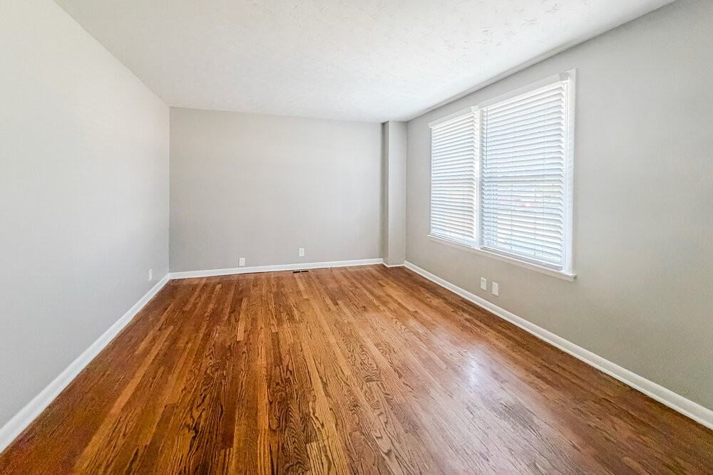 505 Roosevelt Ave - Photo 3 of 16
