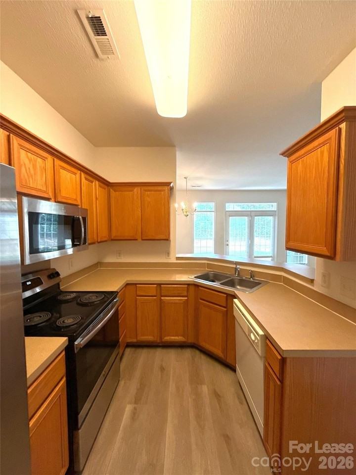 4606 Kingsland Ct - Photo 7 of 17