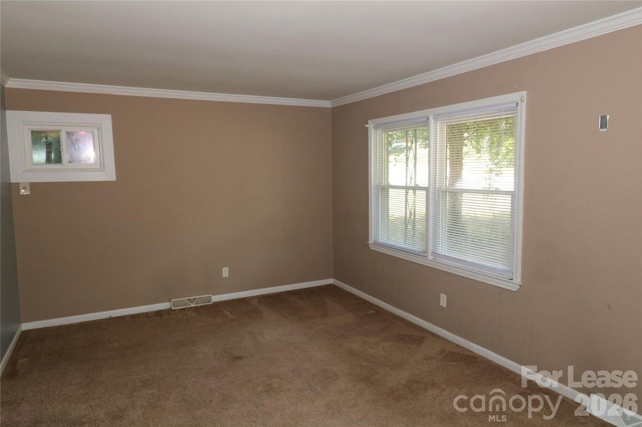 712 Edgegreen Dr - Photo 3 of 17