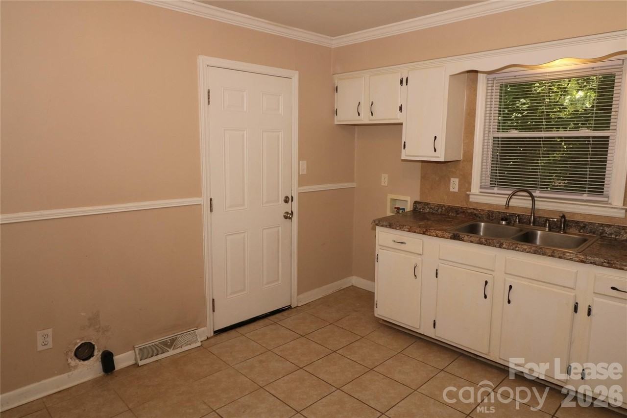 712 Edgegreen Dr - Photo 6 of 17