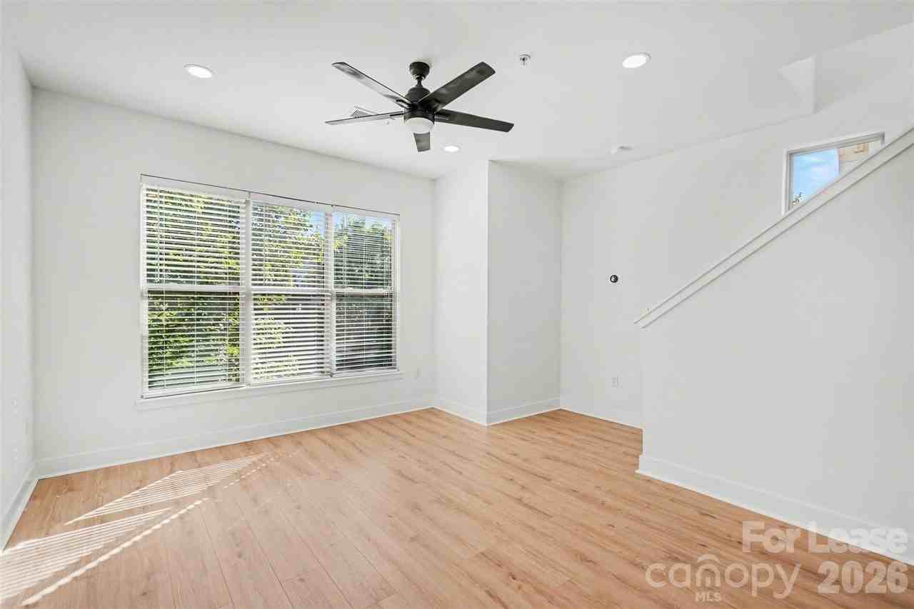 1032 Skyline View Way - Photo 3 of 26