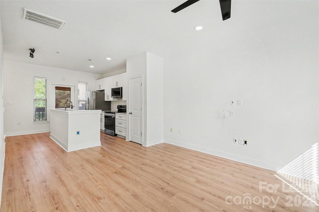 1032 Skyline View Way - Photo 4 of 26