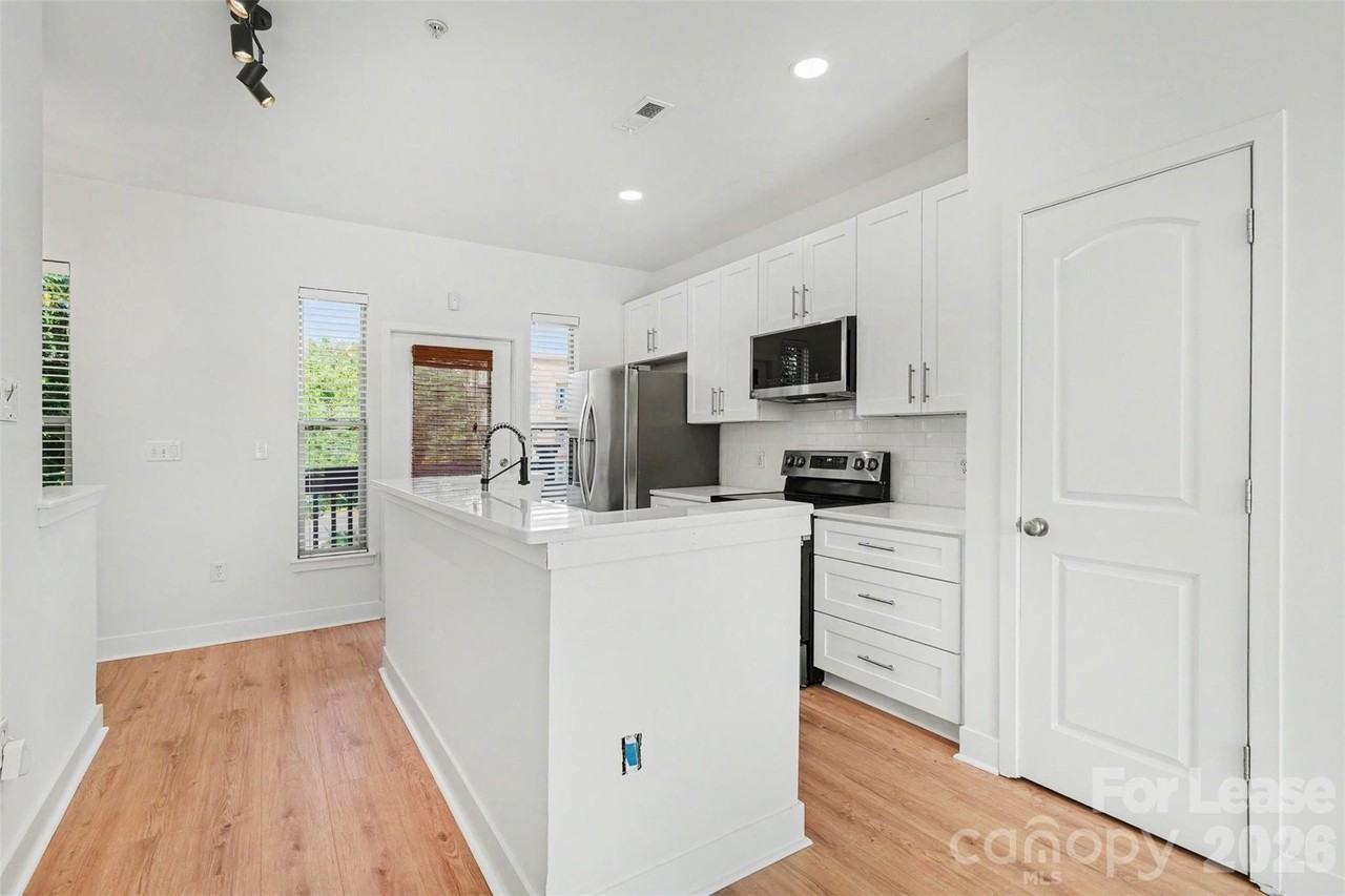 1032 Skyline View Way - Photo 5 of 26