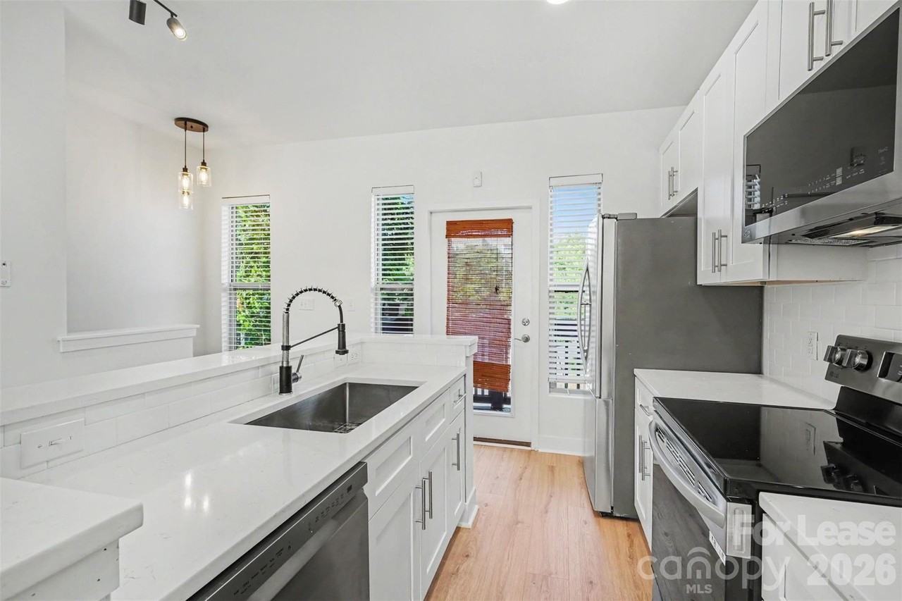 1032 Skyline View Way - Photo 7 of 26