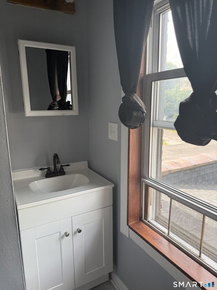 44 Gilbert St - Photo 6 of 16