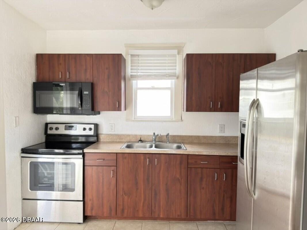 221 N Oleander Ave - Photo 3 of 8