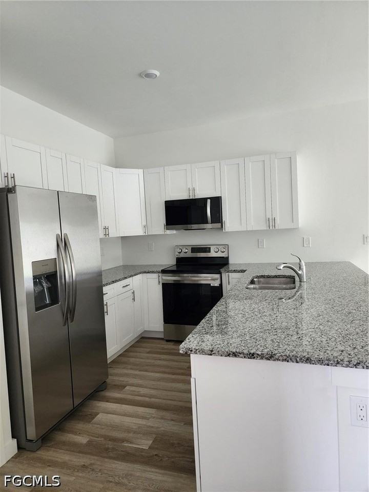 2431 Lola Ave - Photo 2 of 10